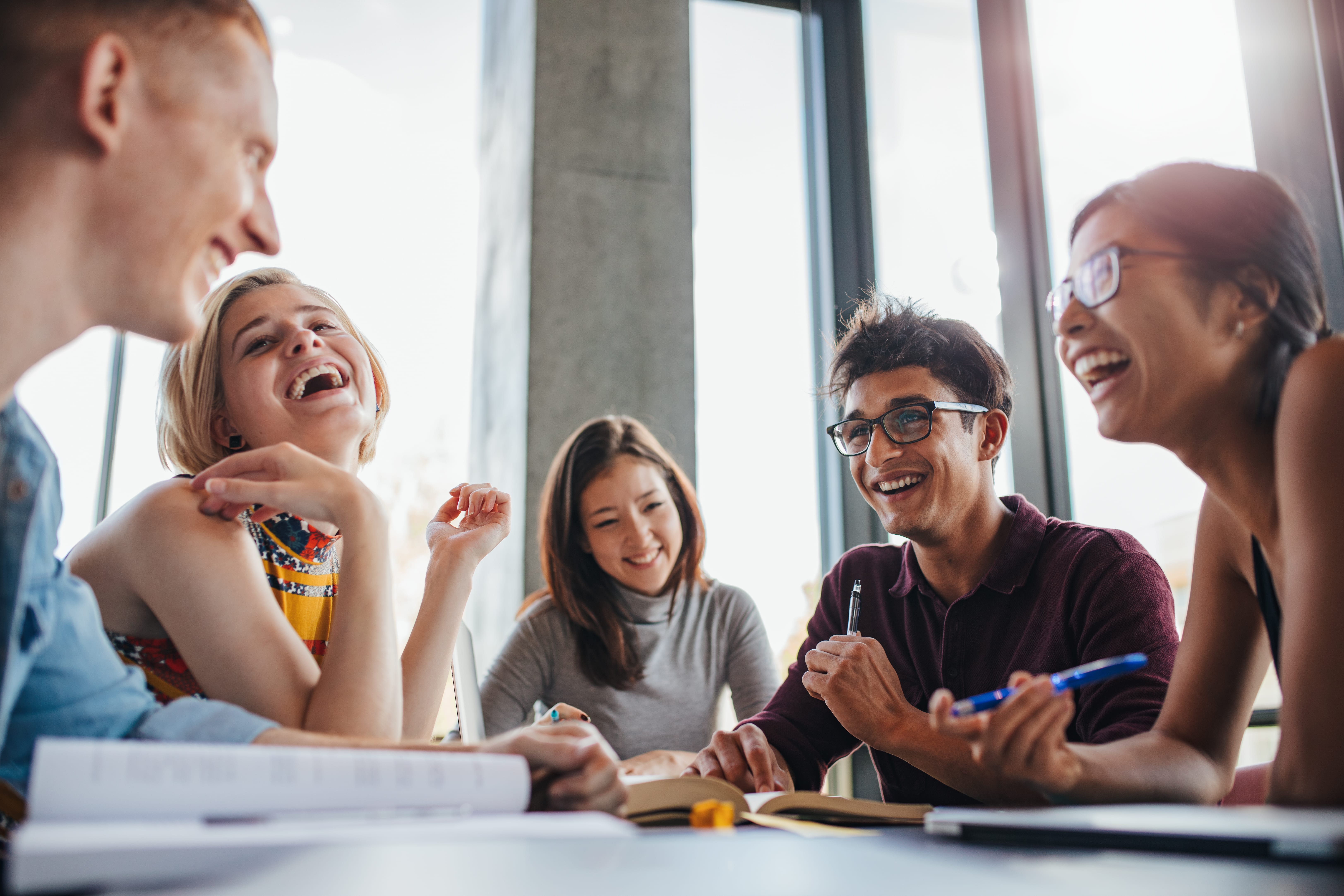 Student friends. Компания людей смеются. Студенты смеются. Эмоции студентов. Человек, который смеется.